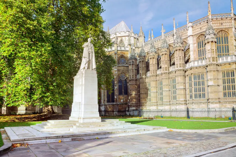 Statue of George V