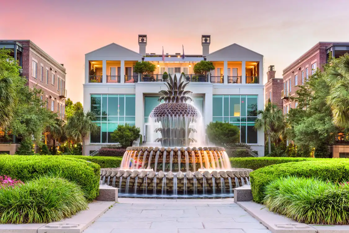 Hotels near Pineapple Fountain