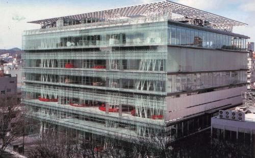 仙台的一處多媒體中心，也是一處很巨大的現代化的建築物，這處多