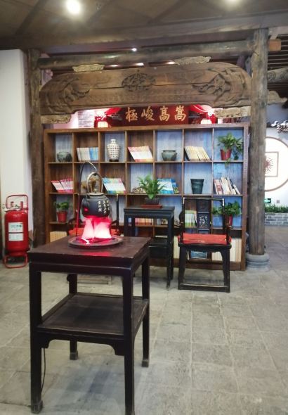 SONG SHAN BU YI BAN Aquarium Banquet Restaurant