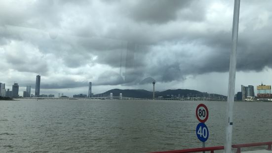 这是友谊大桥上远望的风景。澳门三座桥连接两座岛。除了中间桥能