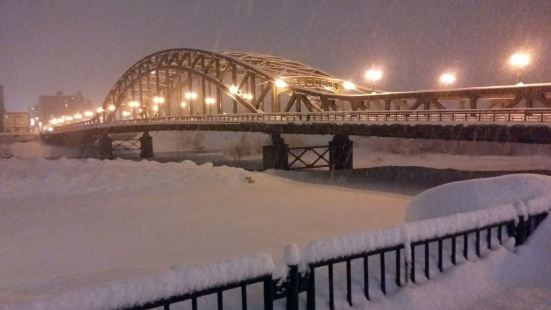 旭川的地标性建筑，沿着商业街走到底基本就到了，去的那晚大雪纷