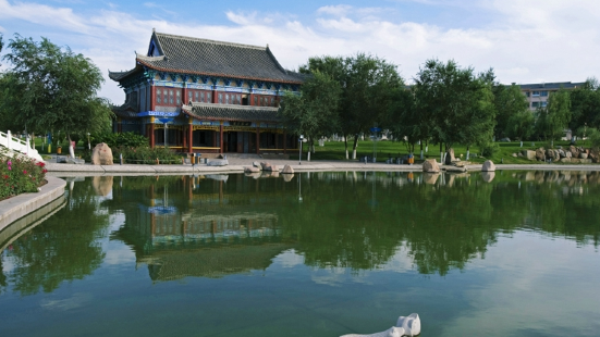 呼圖壁世紀園位於呼圖壁縣縣城中心，是一處開放式的城市公園，為