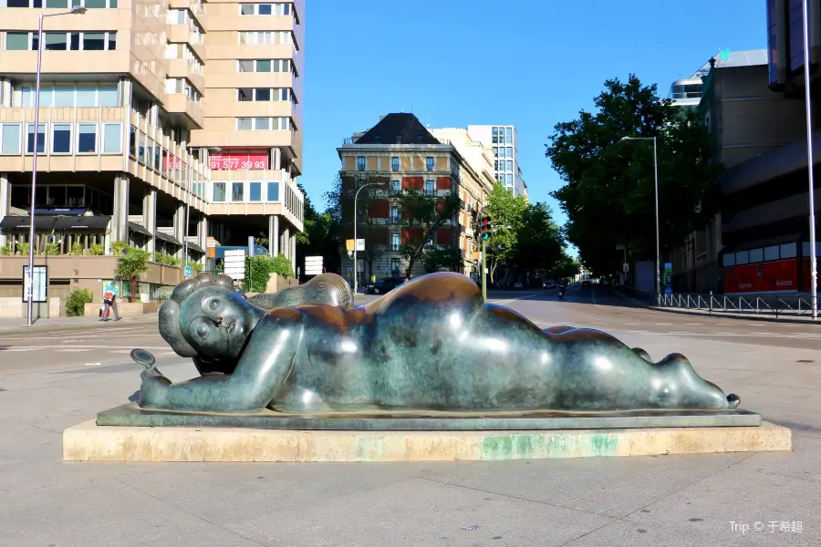 Mujer con Espejo - De Fernando Botero