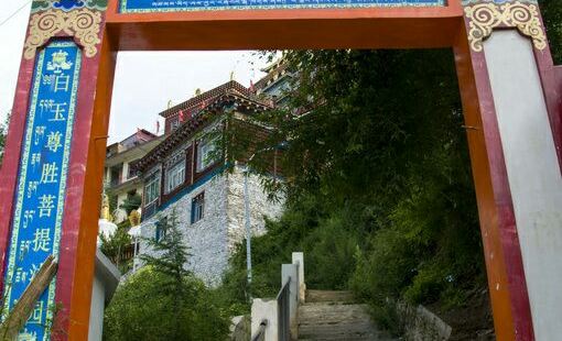 摘要：白玉寺位于四川省甘孜藏族自治州白玉县城北坡，是康区著名