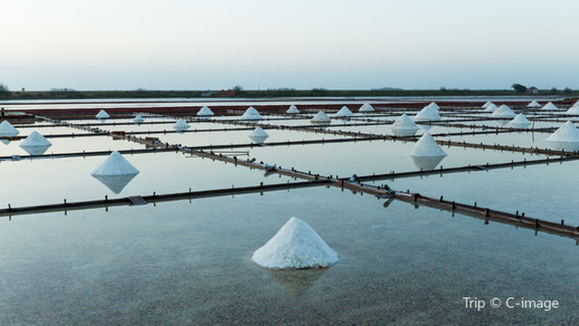 Jingzaijiao Tile-paved Salt Fields