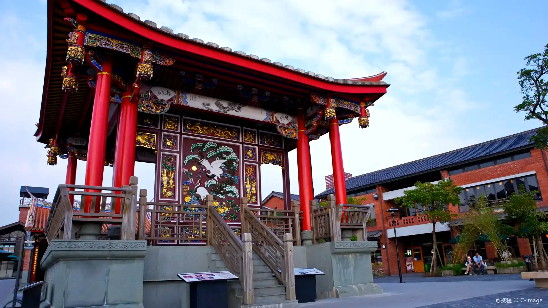 Hotels near National Center for Traditional Arts