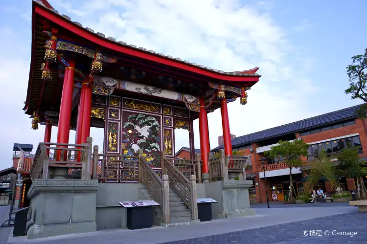 Hotels near National Center for Traditional Arts