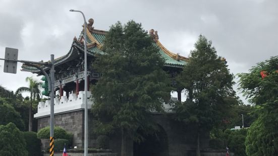 树丛的掩映中，就是台北市南门。南门的屋顶为重檐歇山式，石额四