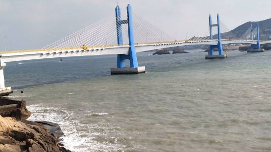这座桥是连接枸杞岛和嵊山岛重要的枢纽，听当地人说，建成这座桥