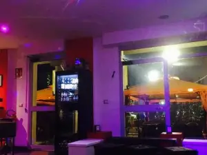Refuel Café - Cocktail & Wine Bar
