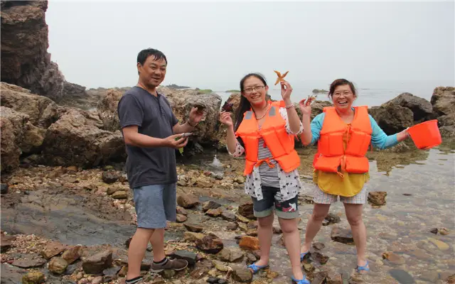 Beachcombing in Yantai