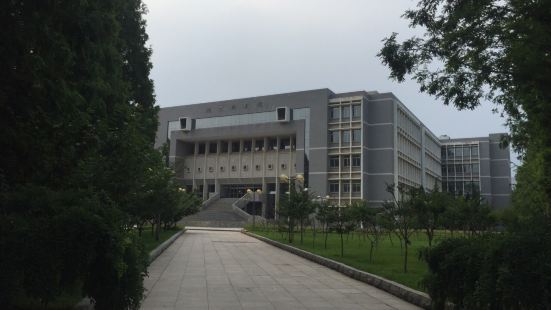 大连理工大学伯川图书馆原来是辽宁省最大规模的图书馆之一，如今