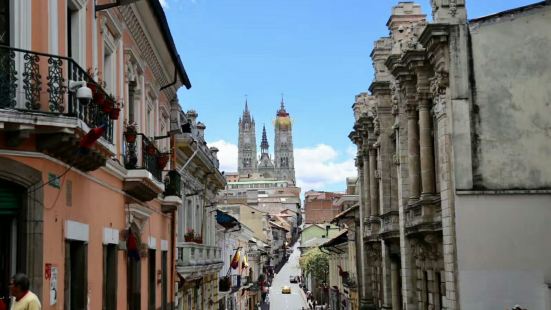 赤道之国的首都基多Quito.  厄瓜多尔以&ldquo;赤