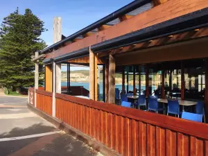 12 Rocks Beach Bar Cafe
