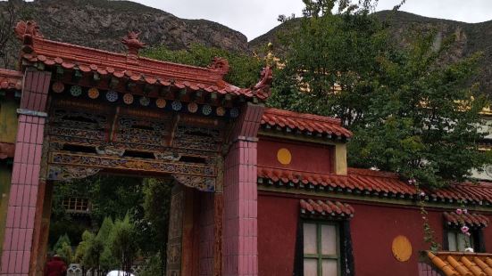 天堂寺，在天祝县华藏寺坐车一个小时可到达，在炭山岭镇坐车半个