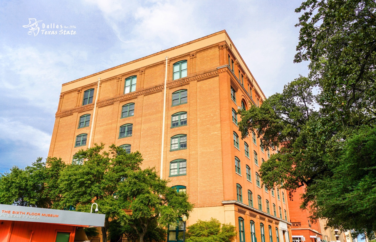 The museum is located on the sixth floor of the original "Texas School Book Depository". The sniper used to leave traces of the crime here. Reproduce the story of President John F. Kennedy being assassinated through hundreds of television history shows and radio shows, movies, photos and artifacts. Visit the sniper's hiding place and the location where the rifle was found. The rifle was still preserved as it was when it was discovered on November 22, 1963. Visit the FBI's "Dealey Plaza" scale model and an interactive touch screen showing the team's route through the square. Visit the 7th floor and experience a variety of special programs and exhibitions that complement the museum's long-term exhibitions. 
Address: 411 Elm St.