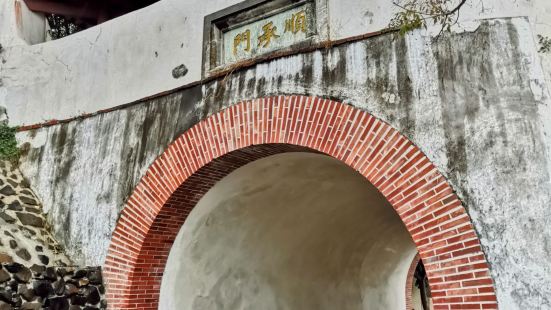 順承門就在澎湖馬公島篤行十村旁邊，估計是古時候保護村落的城門