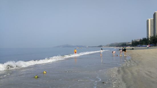 双月湾万科度假村步行两分钟就到了沙滩，白天的沙滩上人不少，沙