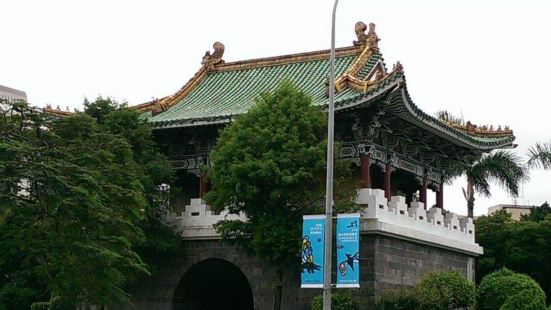免費的景點，下雨天仍拍的美，在馬路的中間比較不好拍，要麻路燈
