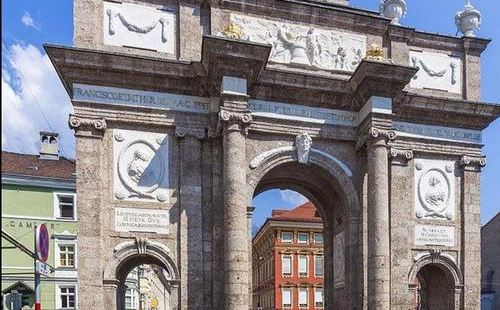 很有歷史的一個建築，在歐洲凱旋門的數量非常的多哦，整個凱旋門
