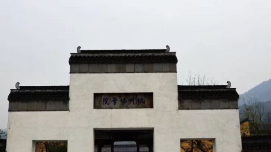 杭州的这个佛学院就像是一个隐士一样，地理位置就是在灵隐寺法喜