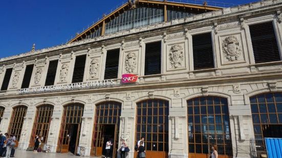 法国马赛的一个很传统的火车站，这个火车站有着很多的火车轨道，