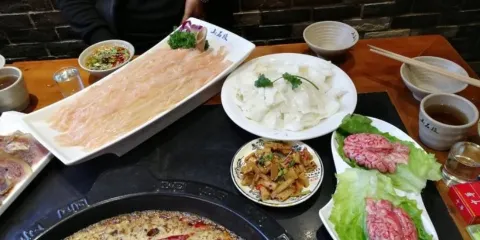 山石板鮮菜土火鍋