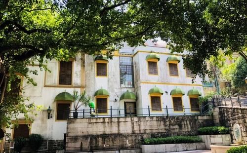 位于澳门最高山顶,所以要爬一段坡真的很累,但看到主教山和美丽