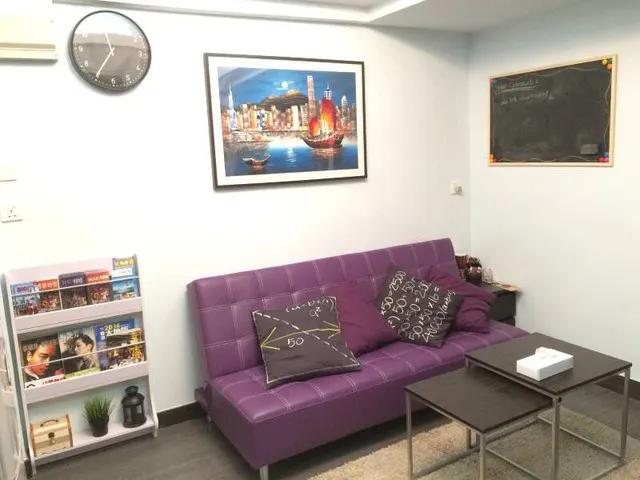 The Hongkong Homestay Strategy: Sleep in the Prosperous Nathan Road