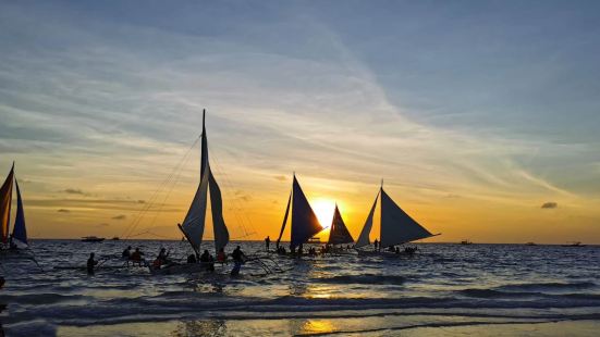 到长滩岛一定要看落日风帆的景色，在S1区域有出售乘风帆船出海