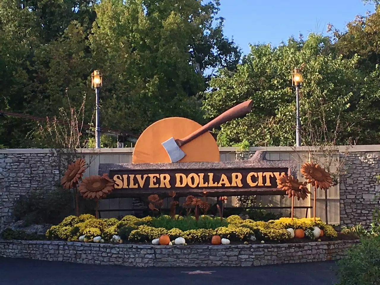 Weekend gateway to Silver Dollar City.. Fall is in the air...and it is time to have fun outdoors. Located in Branson, MO Silver Dollar City is a theme park with shows, rides and, yes, panning for silver! Not too crowded during the weekdays but more so on the weekends. #happynewyear 
#happynewyear