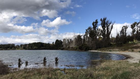 蒂阿瑙湖是新西兰著名的一座湖泊，这里的湖水非常的清澈，在湖的