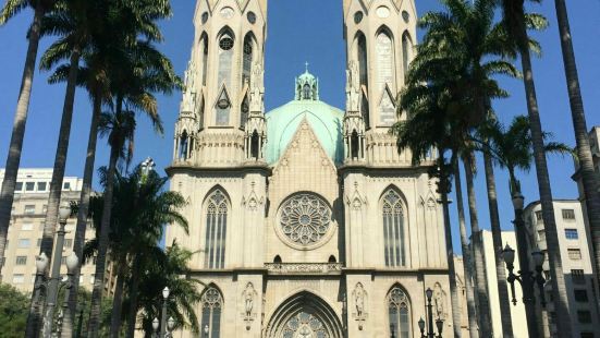 巴西圣保罗的圣保罗大教堂是这里最标志性的建筑。他那两个圆圆的