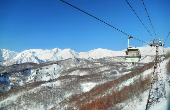 栂池高原滑雪場滑雪纜車票 + 滑雪板/單板滑雪板、雪杖、滑雪靴和滑雪服租賃家庭（1位成人+1位小童）