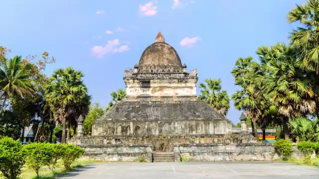 Hotels near Wat Wisunalat