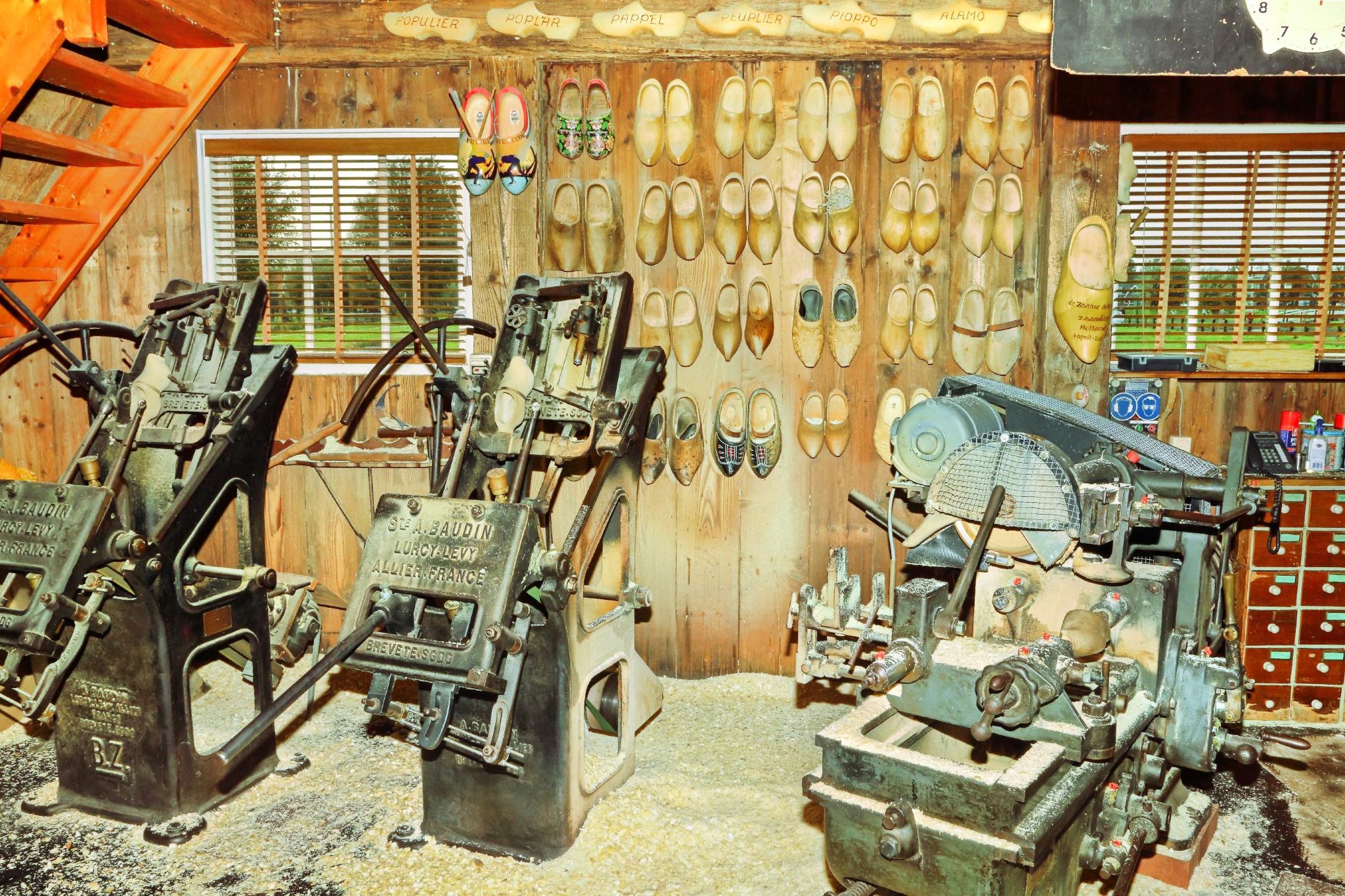 1-day tour to the Wooden Shoe Workshop of Zaanse Schans and Giethoorn in Amsterdam, Netherlands