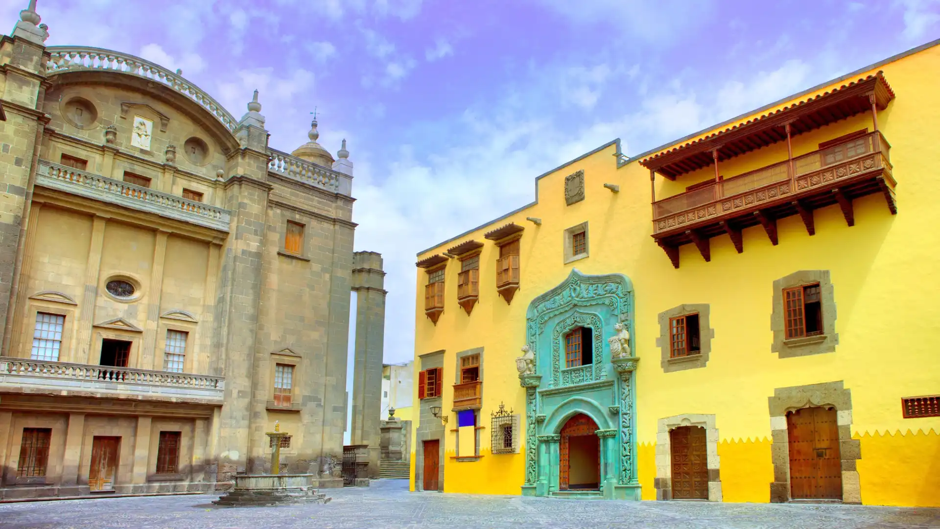 Hotels near Casa de Colon