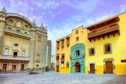 Hotels near Casa de Colon