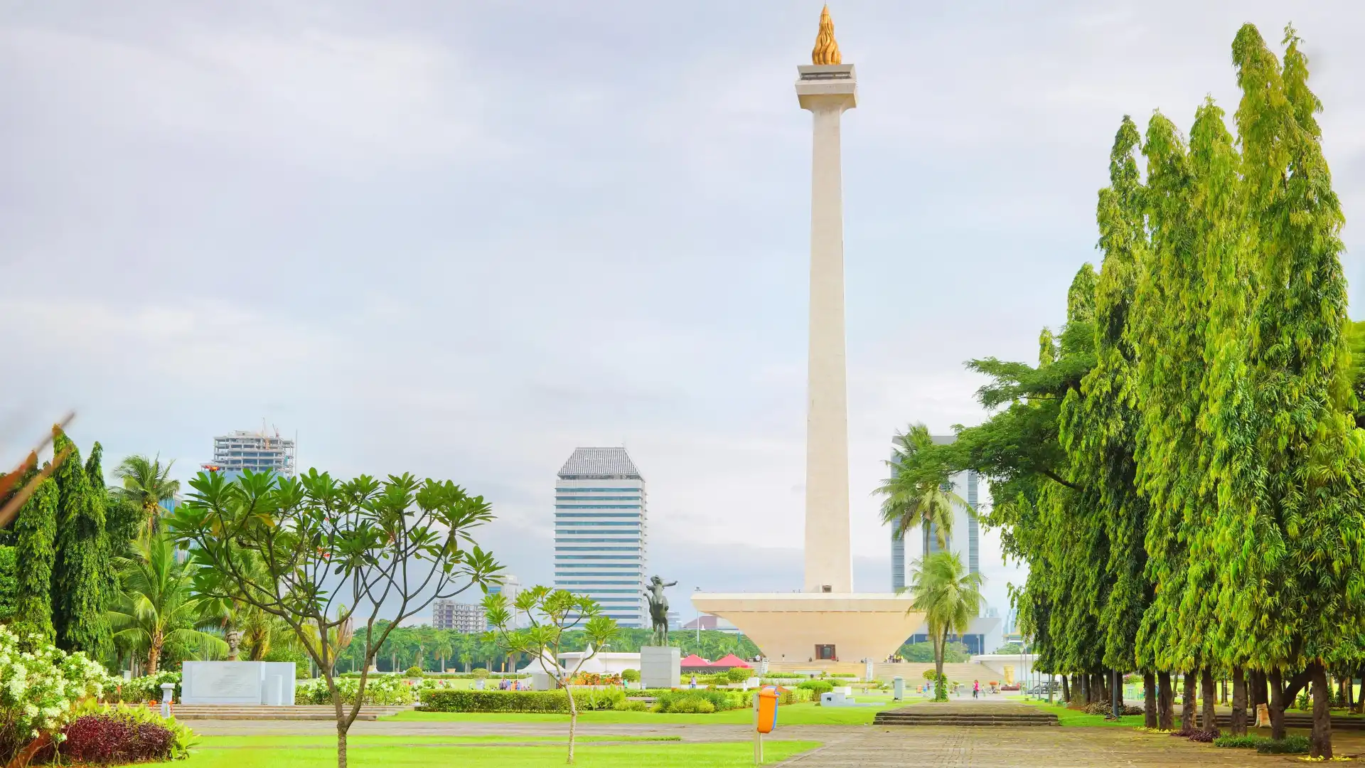 Hotels near National Monument