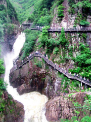 Qianzhang Yuelong Waterfall