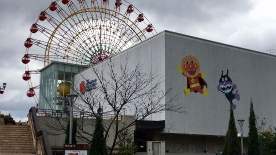 临海乐园位于神户港的海港边上，这里既有室内游乐场，也有室外游