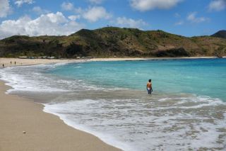 #mawun beach which is a part of a bay, has horse shoe shaped with two hills in the west and east side. Awesome beautiful beach with white sand, soft texture and crystal clear blue turquoise waters beautiful with strong waves. #kutabeach #lombok #indonesia.

#inspiration 
#happynewyear
