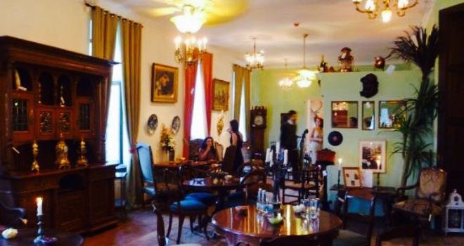 Thomas Antiques Lounge Bar