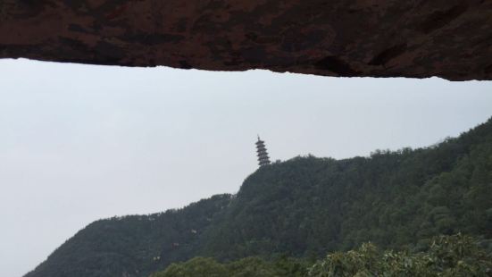 这里植被茂密，作为背包客值得一去。但是山下的儿童乐园煞风景，