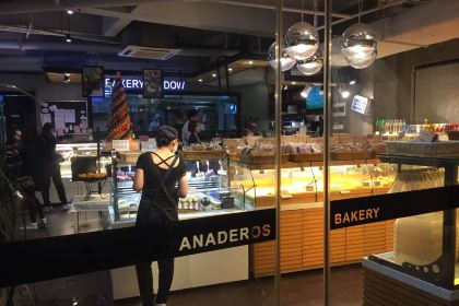 ZHONG SHAN SHI DAN QI OU PA NA DE LUO HONG BEI SHENG HUO GUAN