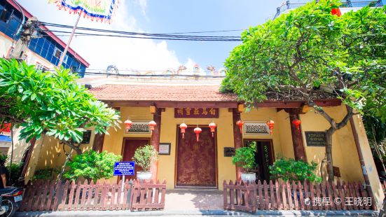 Bach Ma Temple