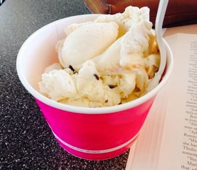 Scoops deli frozen yogurt and ice cream