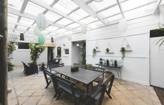 曼利波浪汽車旅館