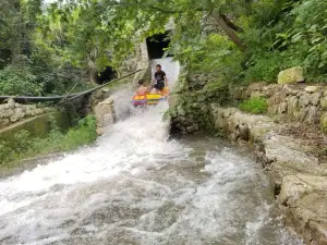 雁蕩山峽谷漂流